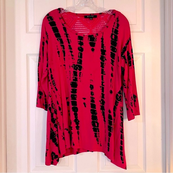 🌸3/$25 BLEU Red & Black Abstract Print Shark-bite Tee with Crochet Detail Size L - Picture 1 of 12